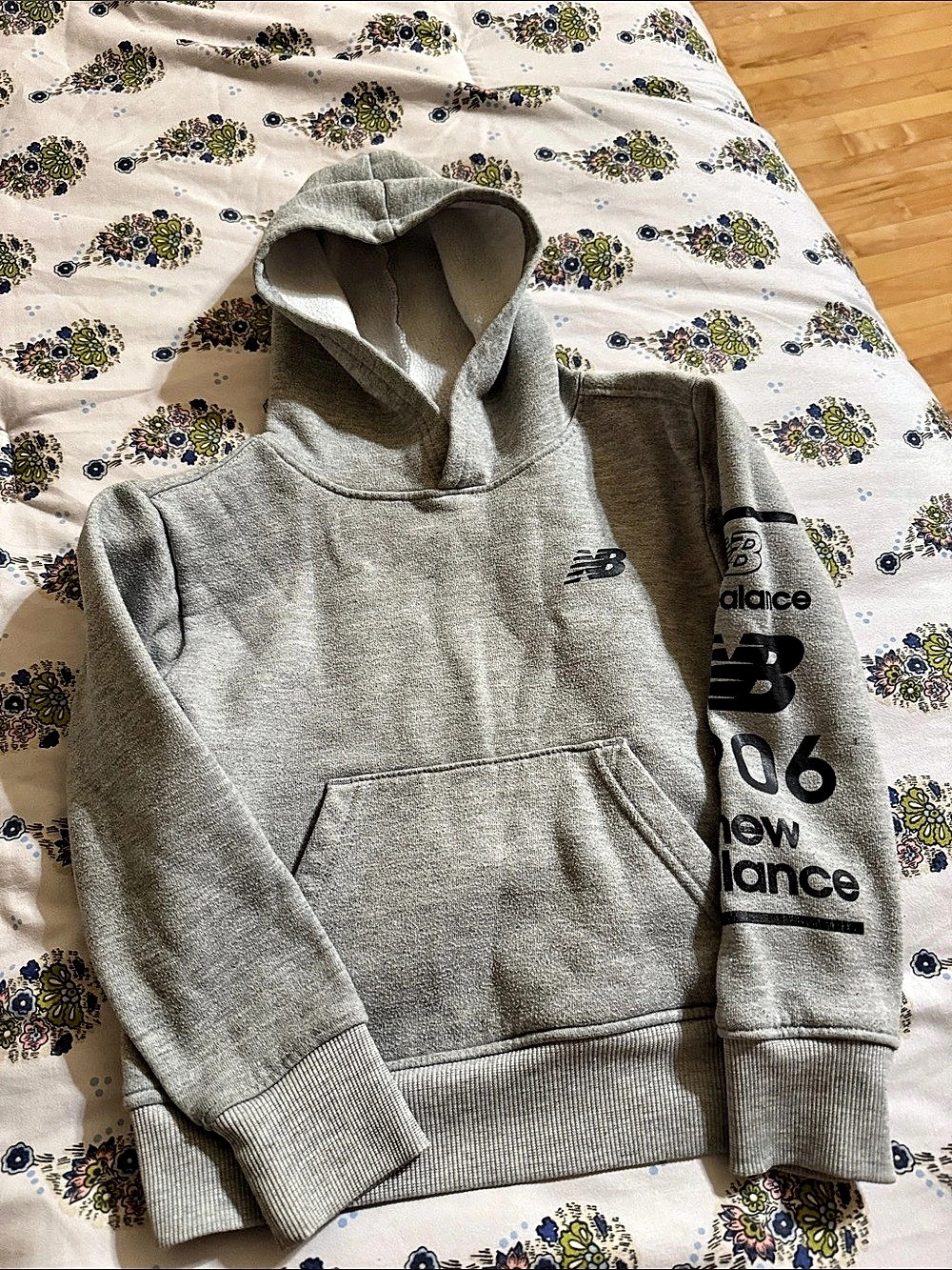 New Balance Boys Size 5/6 Gray Hoodie